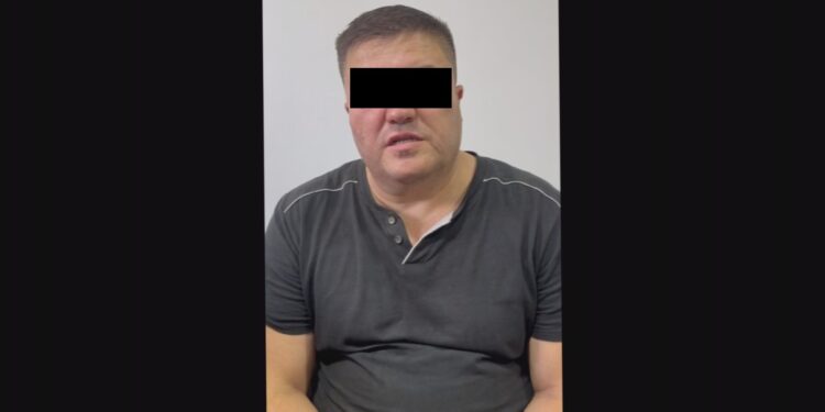 Баткенде Салим Абдувалиев менен сүрөткө түшүп, мактанган жаран кармалды