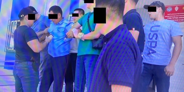 УКМК: «Бишкекте 8 миң доллар талап кылган тергөөчү кармалды»