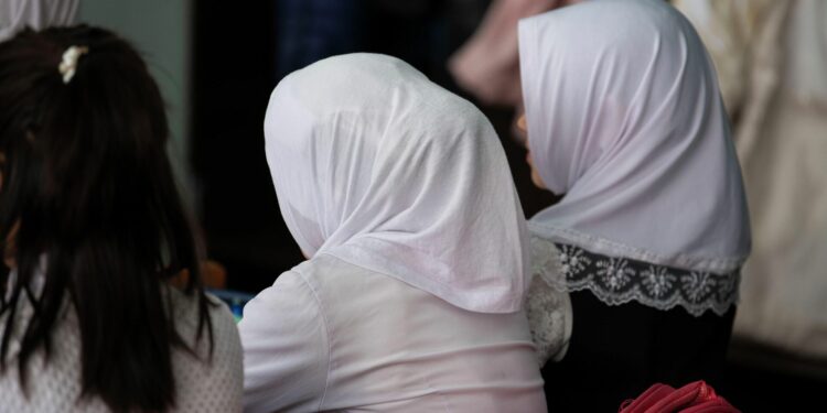 Министрлик «айрым мектептерде хиджабды чечүүгө мажбурлап жатат» деген жалган экенин билдирди