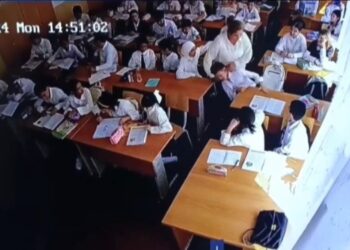 Өзбекстанда орусча сабак өтүүнү суранган окуучу мугалимден шапалак «жеди» (видео)