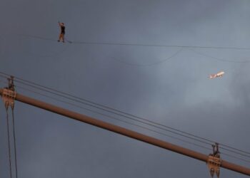 Эстониялык акробат бийиктикте Азиядан Европага басып өттү (видео)