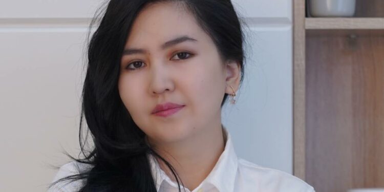 Орозайым Нарматова Аскар Акаевге экс-президент макамын кайтарууга кескин каршы пикирин ачык билдирди