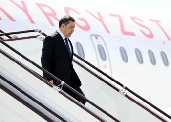 Садыр Жапаров Казакстанга жөнөп кетти. Аны коштоп кеткендердин тизмеси