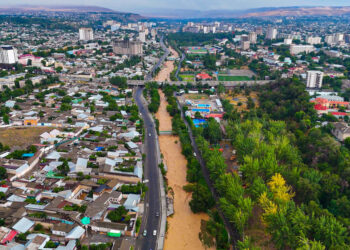 «Кыш келе жатат». Депутат Оштогу селден улам 21 үйгө жардам бериле электигин айтты