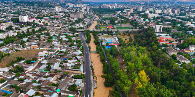 «Кыш келе жатат». Депутат Оштогу селден улам 21 үйгө жардам бериле электигин айтты