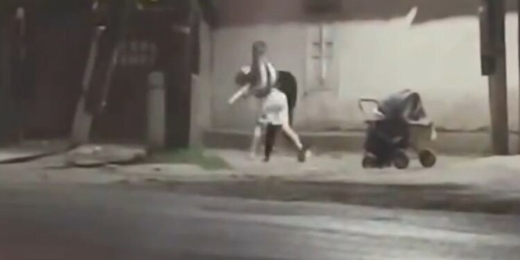 Кара-Балтада көчөдө аялын сабаган күйөөнүн видеосу тарады