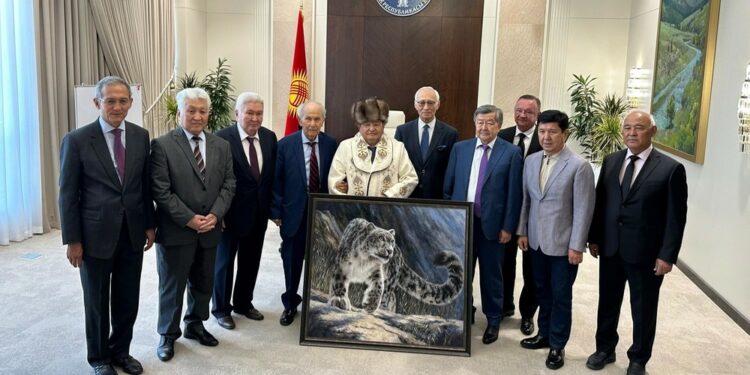 Экс-премьерлер Акылбек Жапаровду куттуктап тебетей кийгизип, чапан жабышты