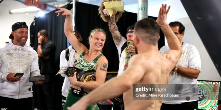 Валентина Шевченко UFC’нин жаңы чемпиону менен лезгинка бийин бийледи (видео)