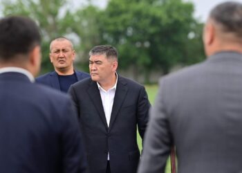 «Эмнеге кезек көп». Камчыбек Ташиев «Достук» чек ара постуна барды