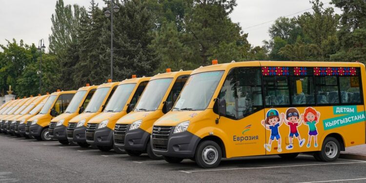 Өлкөгө келген 50 мектеп автобусу алыскы райондорго берилет