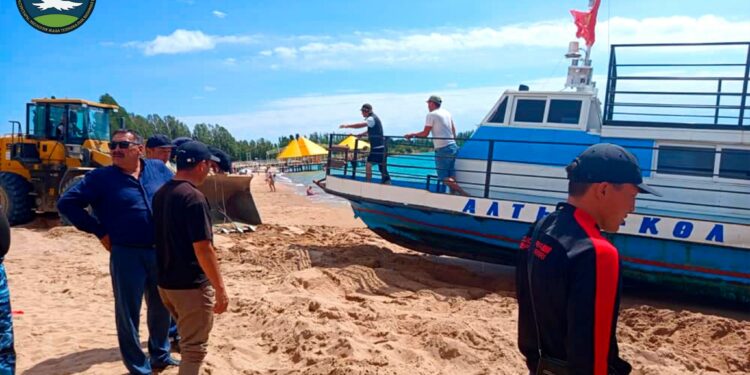 Теплоходдун мотор майы Ысык-Көлгө төгүлгөн. Министрлик суудан анализ алды