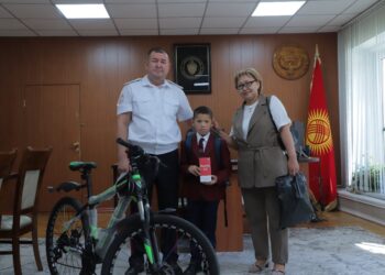 Таласта кой кайтарып жүргөн видеосу тараган бала эсиңиздеби? Ал ИИМден белек алды