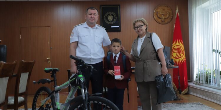 Таласта кой кайтарып жүргөн видеосу тараган бала эсиңиздеби? Ал ИИМден белек алды