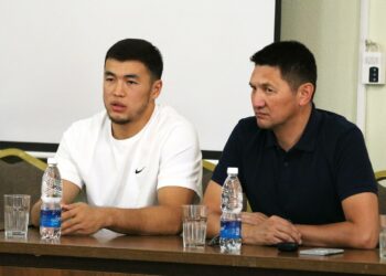 Акжол Махмудов Кыргызстандын жаш футболчулары менен жолукту (сүрөт)