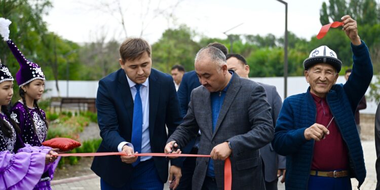 «Коомдук мүлккө аяр мамиле кылгыла». Шакиев Токмокто жаңыланган сейил бактын ачылышына катышты