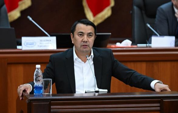 Жергиликтүү кеңештерде депутаттык мандаттардын санын көбөйтүүгө багытталган мыйзам долбоору биринчи окууда кабыл алынды