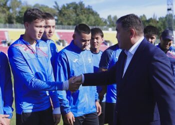 Ташиев Кыргызстандын жаштар курама командасы менен жолугушту