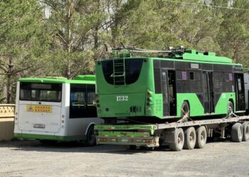 Бишкектеги каттамдан алынган 6 троллейбус Нарын шаарына жеткирилди (сүрөт)