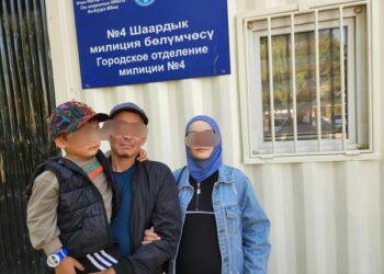 Ошто 5 жаштагы бала ата-энеси тарабынан зомбулук көрүп жатканы тууралуу видео тарады. Апасы эмне дейт?