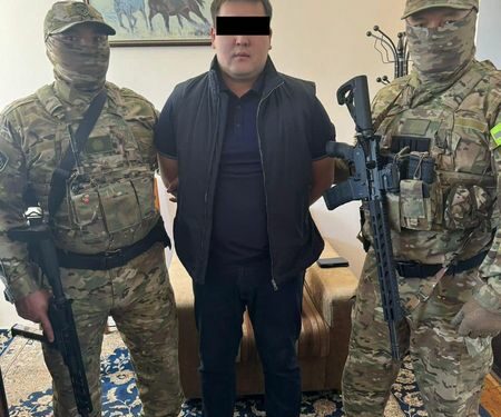 Депутаттын кеңешчиси кармалганы боюнча УКМК маалымат таратты