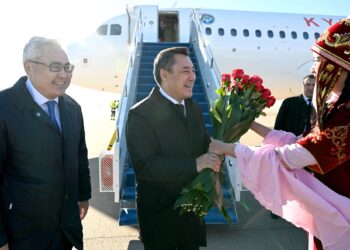 Садыр Жапаровду Казакстанда премьер-министрдин орун басары тосуп алды