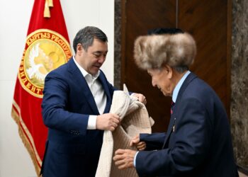 Садыр Жапаров Апас Жумагулов жана анын жубайы менен жолукту