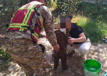 Бишкекте дааратканага түшүп кеткен 3 жаштагы бала куткарылды (сүрөт)