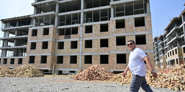 Ташиев Жалал-Абаддагы мамлекеттик ипотекалык компания тарабынан курулуп жаткан үйлөрдү көрүп чыкты