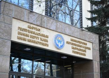 Министрлик Зардалыдагы мектепте директор жана башталгыч класстарынын мугалими эмгектенерин айтты