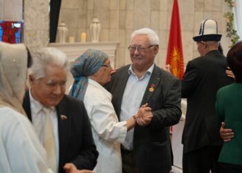 Бишкекте 50 жылдан ашык убакыт чогуу жашаган түгөйлөрдү куттукташты (видео)