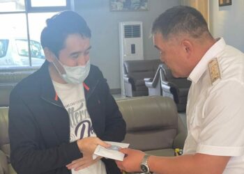 Камчыбек Ташиев ооруп жаткан мугалимге 500 миң сом берди