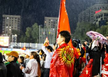 Жаанга карабай футбол көргөн күйөрмандар (сүрөттөр)