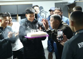 Футбол: Кыргызстандын жаштары Түркмөнстанды уткан соң, Ташиевди туулган күнү менен куттукташты (видео)