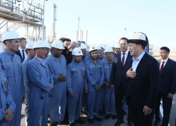 Садыр Жапаров Жалал-Абадда мунайды кайра иштетүүчү заводду модернизациялоого “мезгил кутусун” салды