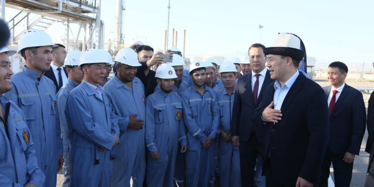 Садыр Жапаров Жалал-Абадда мунайды кайра иштетүүчү заводду модернизациялоого “мезгил кутусун” салды