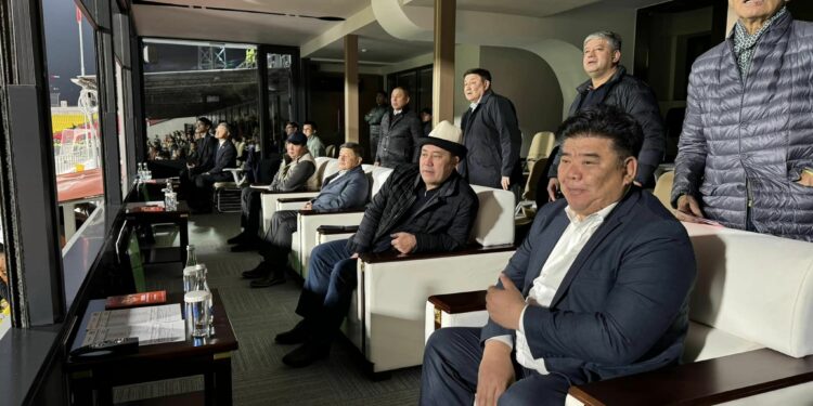 Садыр Жапаров футбол боюнча улуттук курама команданы колдоо үчүн стадионго келди