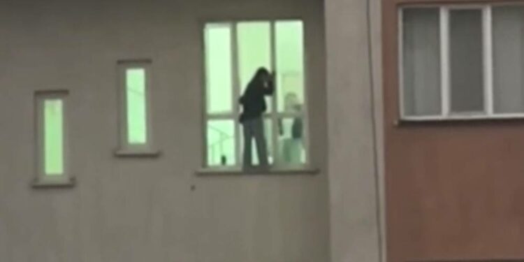 Бишкекте көп кабаттуу үйдүн терезесинен чыгып алып бийлеген кыздын видеосу тарады