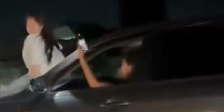 Видео үчүн жүрүп бара жаткан унаанын үстүндө отурган кыздын видеосу тарады