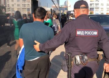 Орусияда мыйзамсыз жүргөн мигранттар банк жана мамлекеттик кызматтардан пайдалана албай калышат