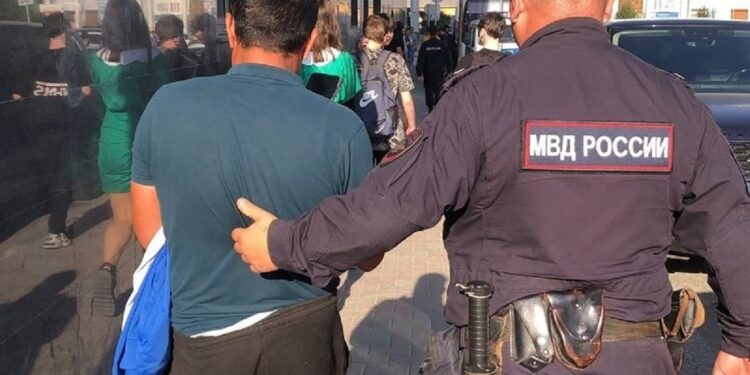Орусияда мыйзамсыз жүргөн мигранттар банк жана мамлекеттик кызматтардан пайдалана албай калышат