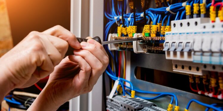 Депутат: «Айлыктын аздыгынан электриктер тобу менен жумуштан кетип жатышат»