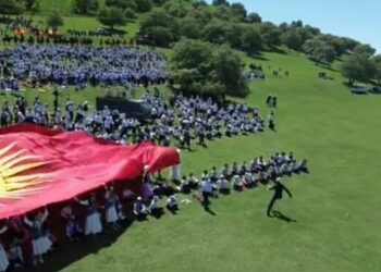 Сузакта манас айтууга чогулган балдарды коюп кеткен Портер. Министрлик тартипти бекитти