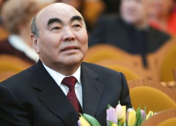 Садыр Жапаров: “Аскар Акаевге экс макамын береби жокпу ал Жогорку Кеңештин укугу”
