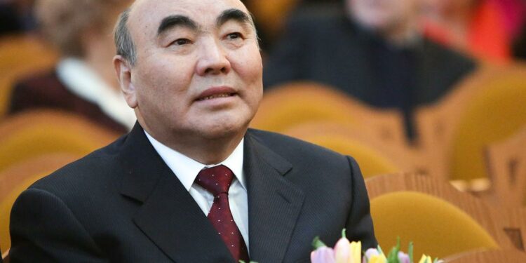 Садыр Жапаров: “Аскар Акаевге экс макамын береби жокпу ал Жогорку Кеңештин укугу”