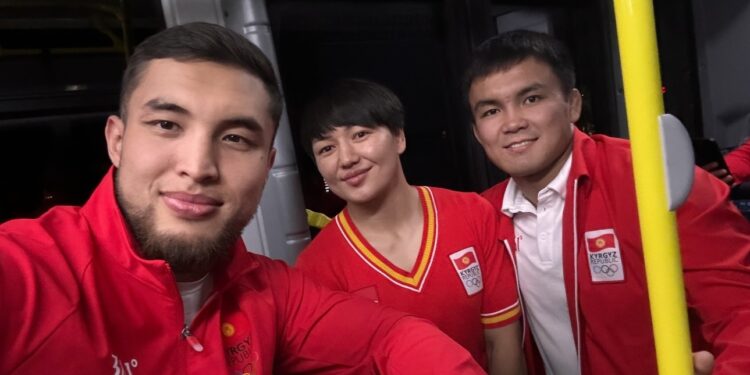 Кол чабуу, ышкырык жана сүрөөн… Олимпиаданын катышуучулары аянттагы реакцияны бөлүштү