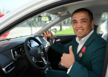 Садыр Жапаров Мунарбек Сейитбек уулуна секундант болгон өзбекстандык машыктыруучуга унаа белек кылды