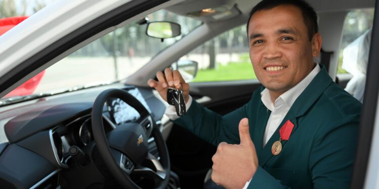 Садыр Жапаров Мунарбек Сейитбек уулуна секундант болгон өзбекстандык машыктыруучуга унаа белек кылды