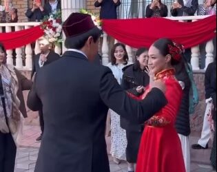 Актриса Айпери Чотонова дунган улуттук көйнөгүн кийип, жолдошу менен бийледи