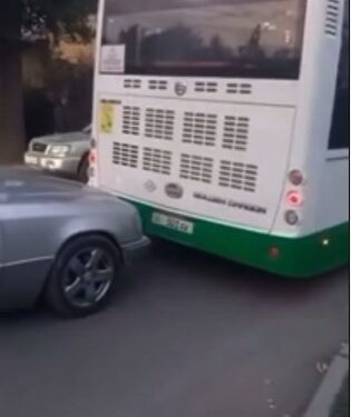 «Автобустун мас айдоочусу артындагы унааны сүздү» деген видео боюнча милиция маалымат берди
