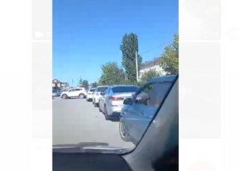 Элдик кабарчы: «Дордойдогу мектептин алдына унаасын токтотуп кетишет. Окуучулар кирип-чыга алышпайт»